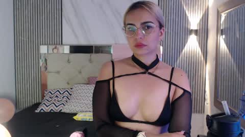 julieta__fox_ online show from May 17, 2026, 7:17 am
