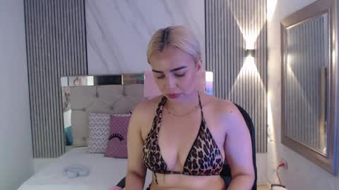 julieta__fox_ online show from June 7, 2026, 4:00 pm