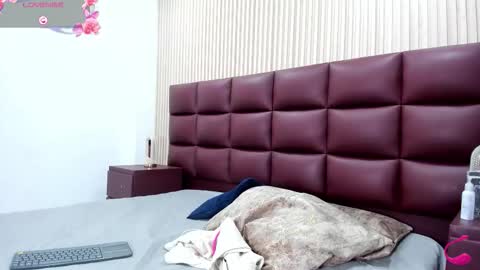 julietakane online show from December 4, 2025, 5:39 am