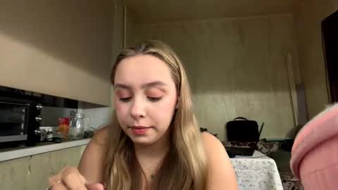 Mia online show from October 28, 2025, 8:44 pm