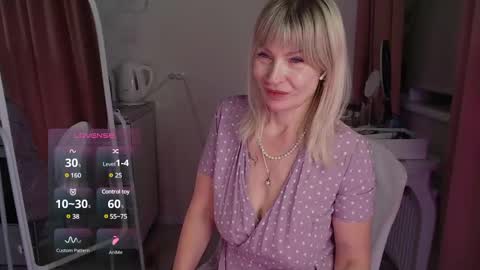 Snapshot of julvilnet chatting on December 3, 2024, 5:20 am Julia online show from December 3, 2024, 5:20 am