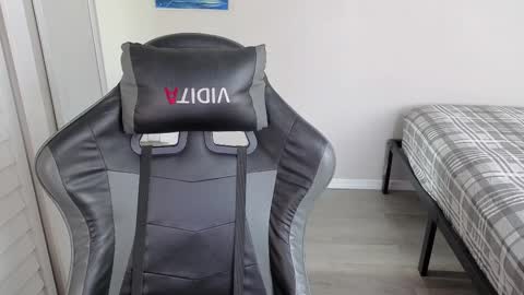 julyclb online show from January 14, 2026, 3:06 pm