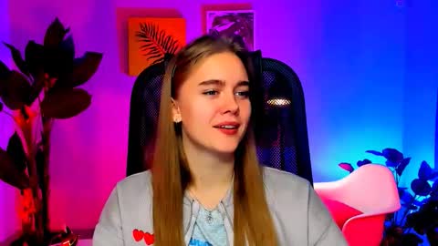 junewoods online show from November 13, 2025, 7:40 am