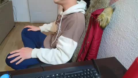 kael_art_d online show from December 3, 2024, 4:47 am