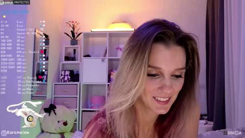 Julia online show from September 28, 2025, 10:37 pm