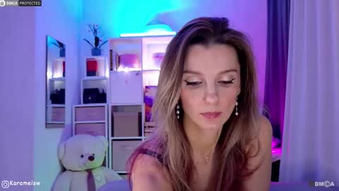 Julia online show from November 12, 2025, 11:58 pm