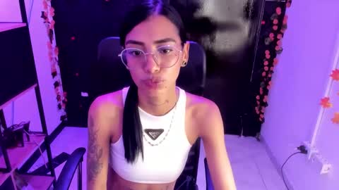 karlaslutskinny__ online show from February 17, 2026, 9:32 pm