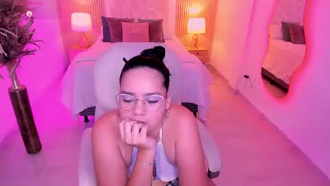 Snapshot of karlie_small chatting on June 26, 2026, 8:24 pm Karli online show from June 26, 2026, 8:24 pm