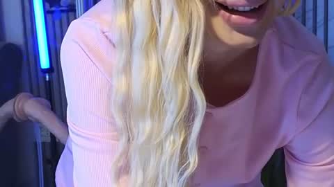 Snapshot of karmaarms chatting on July 6, 2026, 7:38 pm Julia online show from July 6, 2026, 7:38 pm