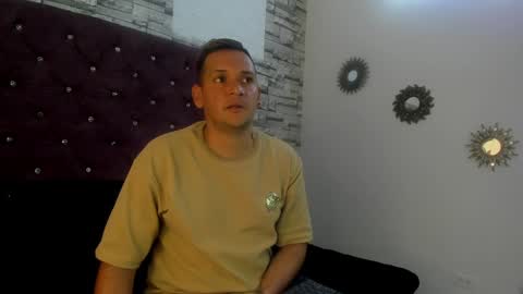 Snapshot of karol_and_paul chatting on December 20, 2024, 8:12 pm karol and paul online show from December 20, 2024, 8:12 pm