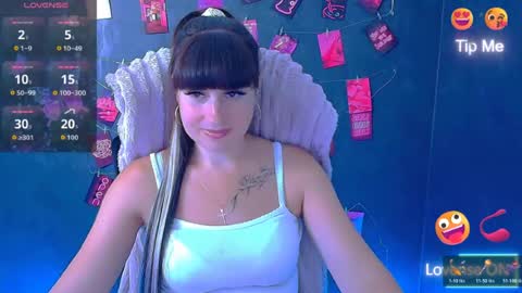Snapshot of karolina_mia chatting on August 4, 2026, 5:54 am Caroline online show from August 4, 2026, 5:54 am