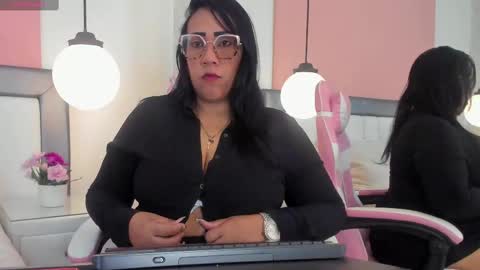 karolwest_ online show from November 6, 2025, 1:12 pm