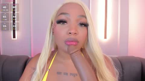 Snapshot of karolwhite_ chatting on October 21, 2025, 4:35 am Karol online show from October 21, 2025, 4:35 am