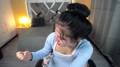 kate_lawrence_ online show from February 14, 2025, 9:13 am