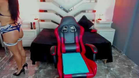 kate Tompson online show from September 18, 2025, 12:51 pm