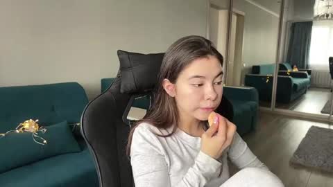 Snapshot of katheleenschraub chatting on June 5, 2026, 8:09 am Elle online show from June 5, 2026, 8:09 am