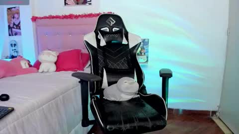 valentina  online show from February 25, 2026, 1:21 pm