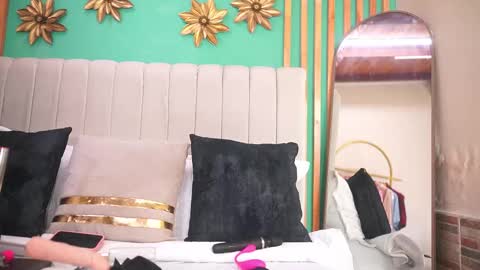 K A T L Y N  online show from September 14, 2025, 6:29 pm