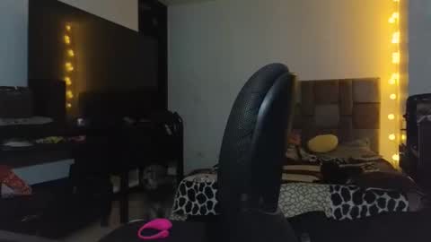 Snapshot of katty_bluntt chatting on January 19, 2025, 3:18 am Luu sell online show from January 19, 2025, 3:18 am