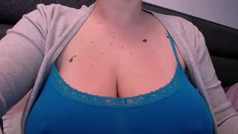 Snapshot of katynextdoor chatting on December 14, 2024, 6:35 am Katy online show from December 14, 2024, 6:35 am