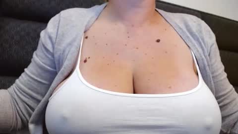 Snapshot of katynextdoor chatting on September 25, 2025, 3:54 am Katy online show from September 25, 2025, 3:54 am