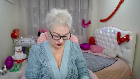 kaylesmoll online show from February 15, 2025, 2:58 am