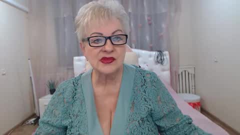 kaylesmoll online show from November 19, 2025, 7:25 pm