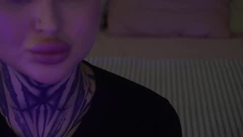 Kelly online show from November 4, 2025, 1:43 pm