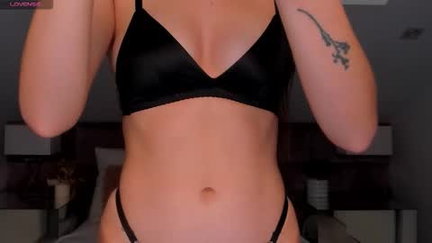 kelsi_di online show from November 16, 2025, 6:08 am