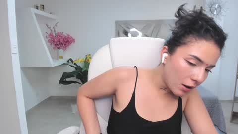 Kendall Jenner online show from February 1, 2025, 8:18 am