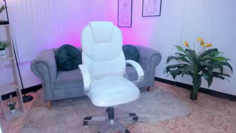 Kendall Jenner online show from February 26, 2025, 4:25 am