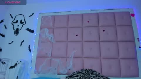 Kendall Steele online show from November 3, 2025, 1:01 pm