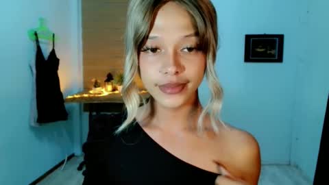 Snapshot of kendra_lunaxx chatting on May 17, 2026, 12:12 pm kendra_lunaxx online show from May 17, 2026, 12:12 pm