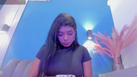 kendrachavez_ online show from April 4, 2026, 9:23 pm