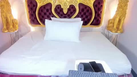 Kendral  online show from October 19, 2025, 4:35 am