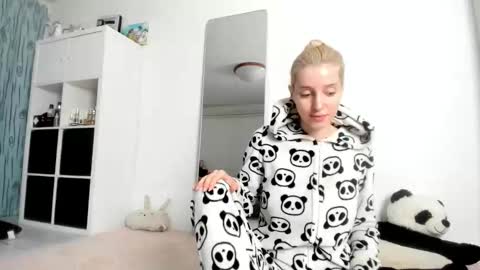 Kenzie online show from October 13, 2025, 6:24 am