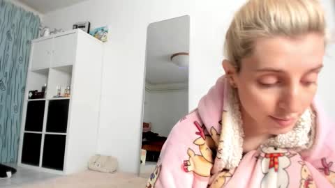 Kenzie online show from November 16, 2025, 2:33 pm