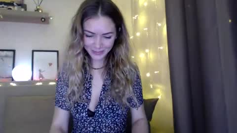 Snapshot of kessiecage chatting on December 18, 2024, 8:14 pm kessiecage online show from December 18, 2024, 8:14 pm