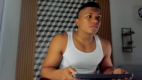 khen_west1 online show from March 1, 2025, 6:32 pm