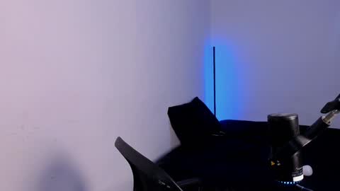 khozler_ online show from December 19, 2024, 1:39 am