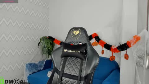 Jennifer online show from October 31, 2025, 11:28 pm