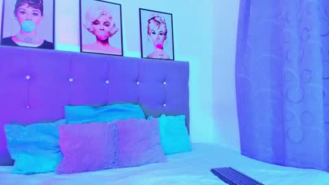 Your Queen KIM online show from December 4, 2024, 7:12 pm