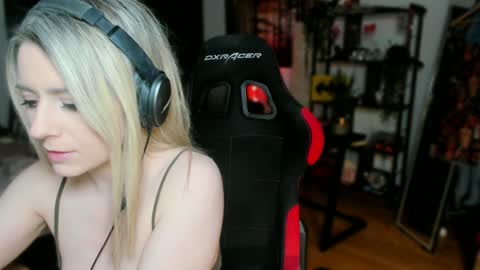 Wolfs Girl online show from March 12, 2025, 8:10 pm