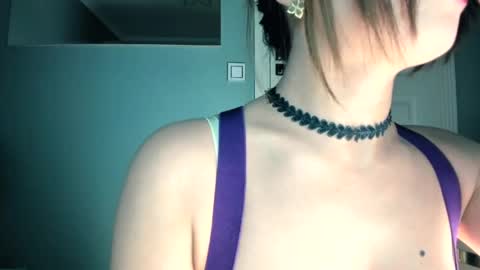 Kiki  online show from April 19, 2026, 3:22 pm