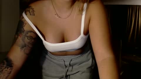 Kim Lee  online show from November 6, 2025, 7:04 pm