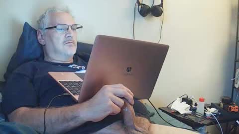 kingtongue10 online show from October 21, 2025, 10:32 pm