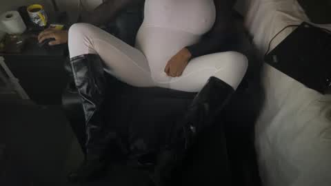 Snapshot of kinkypantyhoseman chatting on February 24, 2025, 10:58 pm kinkypantyhoseman online show from February 24, 2025, 10:58 pm