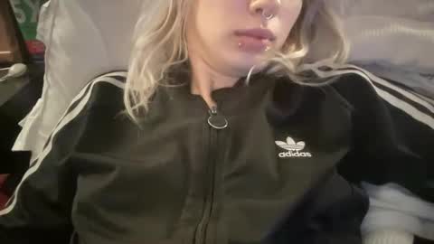 Snapshot of kinkypinky415 chatting on December 18, 2024, 4:20 am Kinky Pinky online show from December 18, 2024, 4:20 am