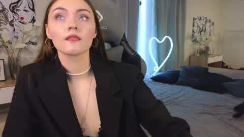 kira_jin online show from March 4, 2025, 11:40 am