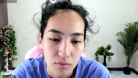 Aura online show from October 21, 2025, 2:01 am